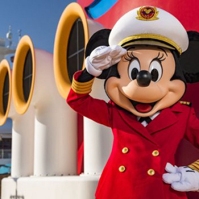 赤いジャケットと白いパンツ姿のキャプテンミニー