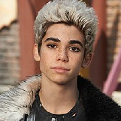 カルロス（キャメロン・ボイス）