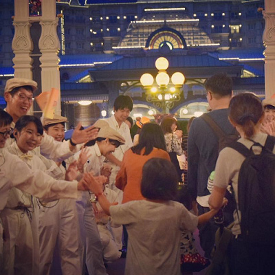 キャストとゲストのハイタッチ