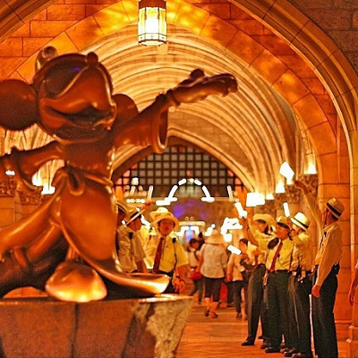 東京ディズニーランド・シンデレラ城にてお見送りをするキャストさんたち