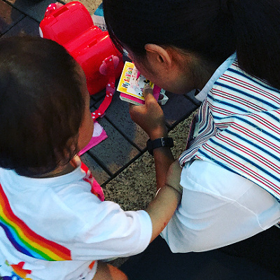 デビューシールを書くキャスト