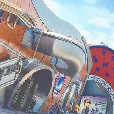 スーツケース型の建物が特徴