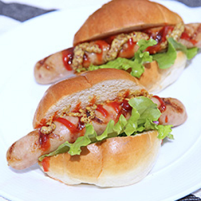 炭火焼ソーセージの朝食