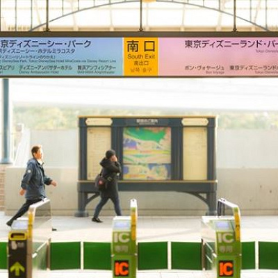 車内アナウンスや電光掲示板でチェック