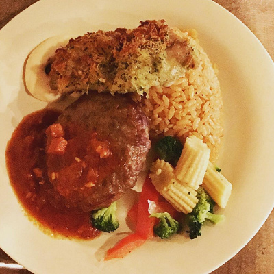 シェフのおすすめセット ¥1,580（デミグラスソースハンバーグ、ベーコン、ソーセージ、ライス添え）