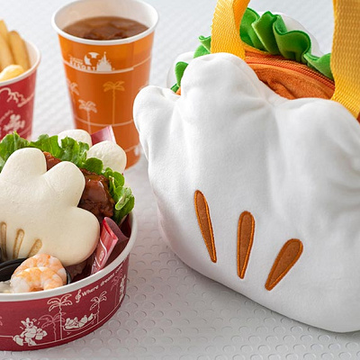 チキンパオ、シュリンプサラダとフルーツ