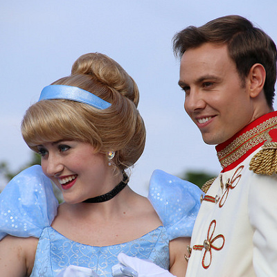 ガラスの靴で結ばれたシンデレラとチャーミング王子