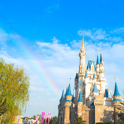 シンデレラ城と虹が架かった空