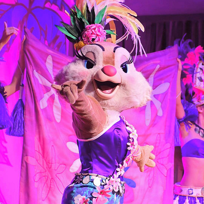 タヒチアン風のドレスを着たクラリス