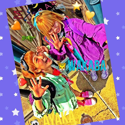 カラフルな双子コーデ