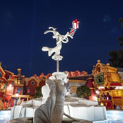 かわいい町並みをバックに記念撮影