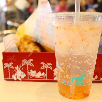 カラフルなタピオカが入っている