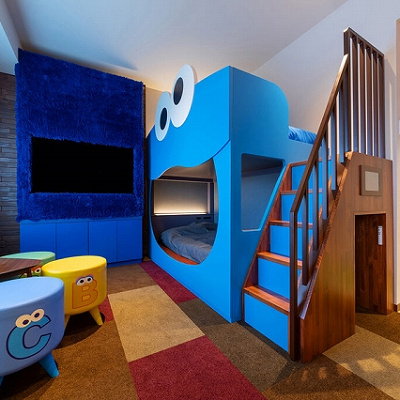 セサミストリートルームのクッキーモンスターモチーフベッド