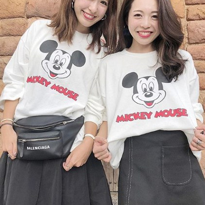 おそろいのトップスと黒ボトムスでそろえたコーデ