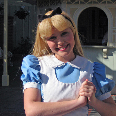 好奇心旺盛な可愛い少女アリス