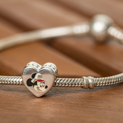 キュートなチャームも登場