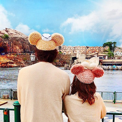 お揃いのキャップでかわいくコーデ