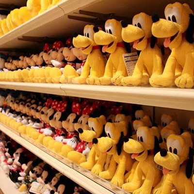 お座りしているかわいいプルートのぬいぐるみ