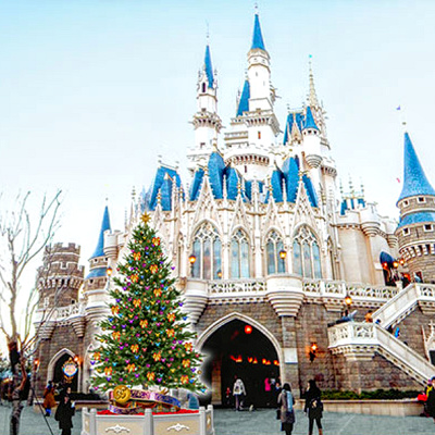 シンデレラ城前のデコレーションの様子