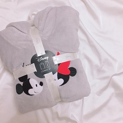 ミッキーとミニーが向き合っているデザインになっている