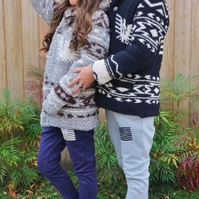 色違いニット×スウェットパンツ