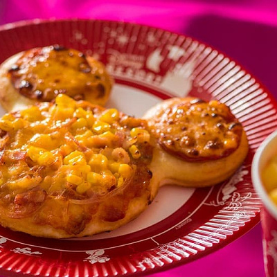 ディズニー公式レシピ集「ミッキーピザ」