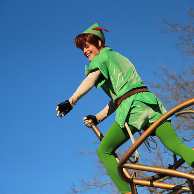 あざやかな緑の服に身を包んだディズニー版のピーターパン