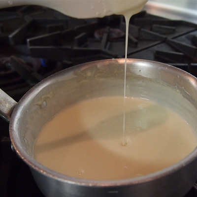 ひと肌に温めた牛乳を3～4回に分けて少しずつ加えながらのばす