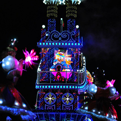 衣装が変わったドナルドとデイジー