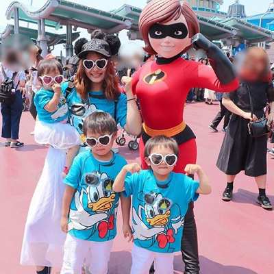 ドナルドTシャツ×白ボトムス