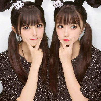 ドット柄ワンピース×ツインテールの双子コーデ