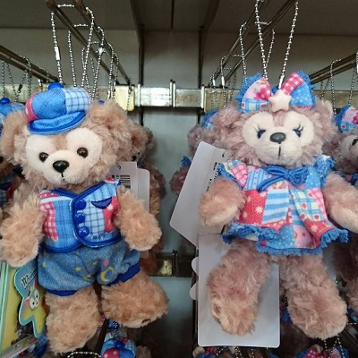 ダッフィーとシェリーメイのぬいぐるみバッチ