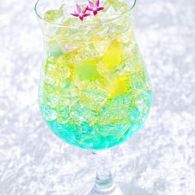 「ダッフィー＆フレンズ20周年：カラフルハピネス」スペシャルドリンク