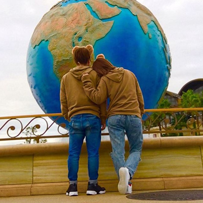 デニムと茶色のパーカーでダッフィーコーデ