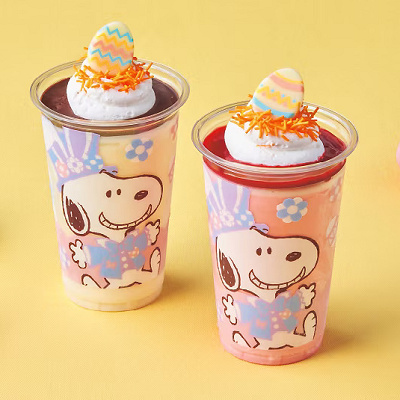 イースター・スヌーピー・シェイク バニラ＆チョコ（左）／ストロベリー＆ラズベリー（右）