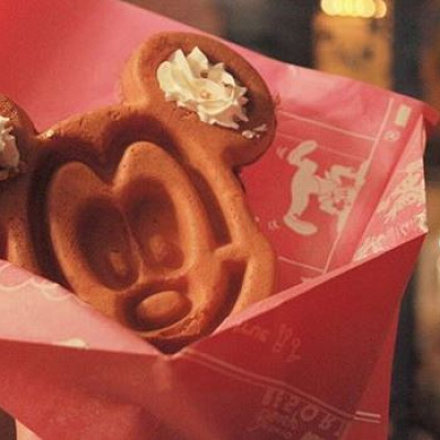 食べ歩きワッフルはクリームつきの耳♪