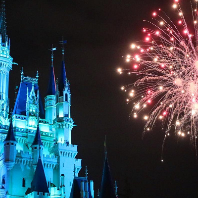 おなじみのディズニーソングと楽しむ感動的な花火