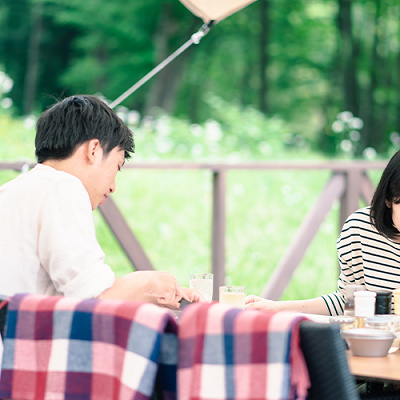 グランピングを楽しむ家族