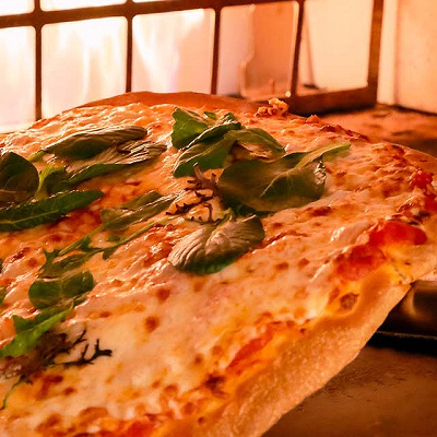 自慢の石窯焼きピッツァ