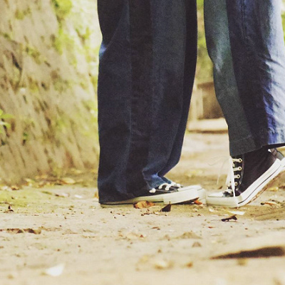 靴の色やズボンのシルエットを似せたファッション。さりげないお揃いがかわいいですね！