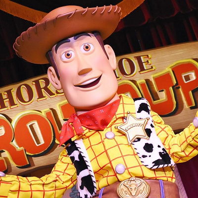 トイ・ストーリーのキャラクターが登場する