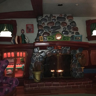 リビングの暖炉と棚