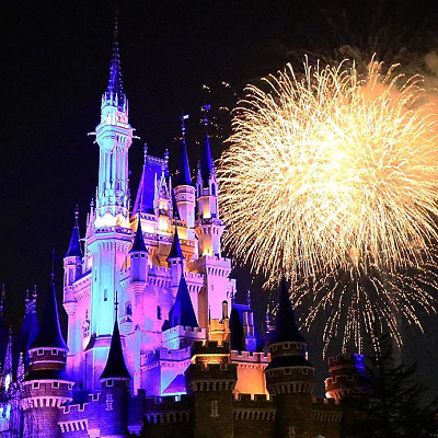 シンデレラ城越しに見える花火はとってもロマンチック