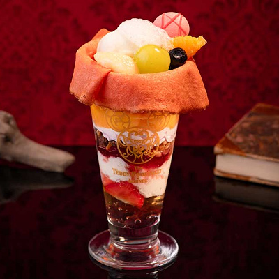 フルーツとクレープのパフェ（マカロン、パンナコッタ、洋梨のソルベ）