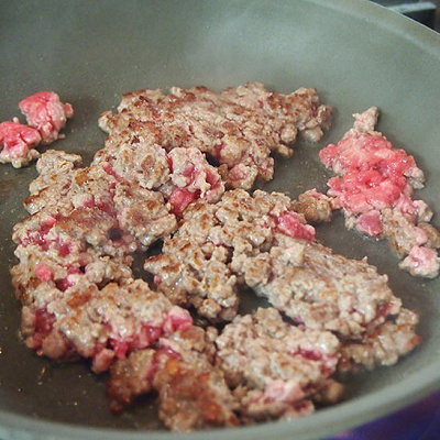 フライパンで牛ひき肉を炒める