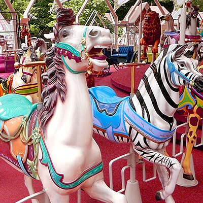 楽しいアトラクションが満杯です！