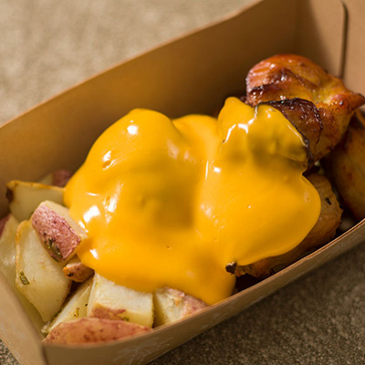 ガラムマサラチキンとベイクドポテト、チーズソース 