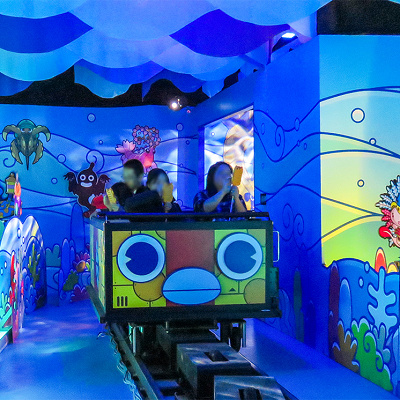 ライドに乗り込んで探検！