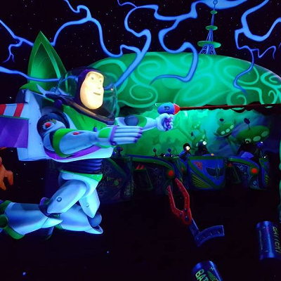 バズ・ライトイヤーのアストロブラスターを知ろう