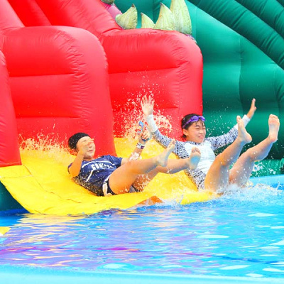 巨大恐竜のふわふわスライダー「ギガヘッド」